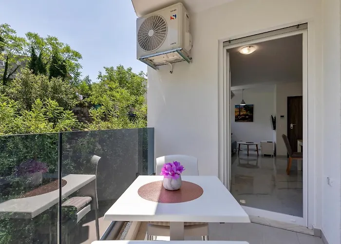 - Santric Apartament Makarska