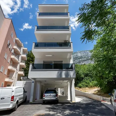 - Santric * Makarska