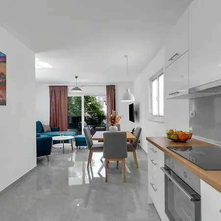 - Santric Apartment *