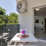 - šantrić Lägenhet Makarska
