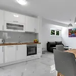 - šantrić * Makarska